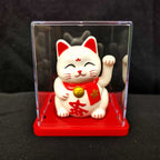 Solar-Powered Lucky Cat Figurine – Waving Cat for Good Luck & Happy Vibes