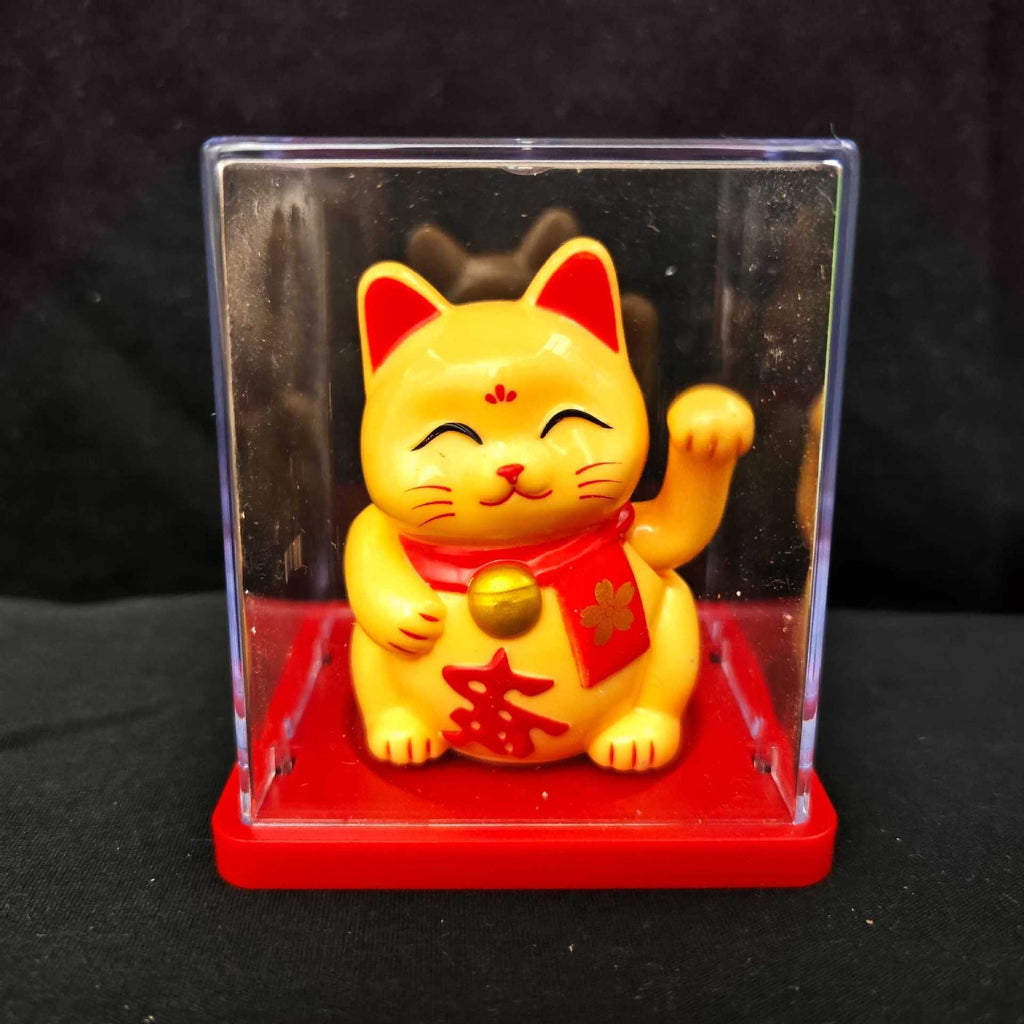Solar-Powered Lucky Cat Figurine – Waving Cat for Good Luck & Happy Vibes