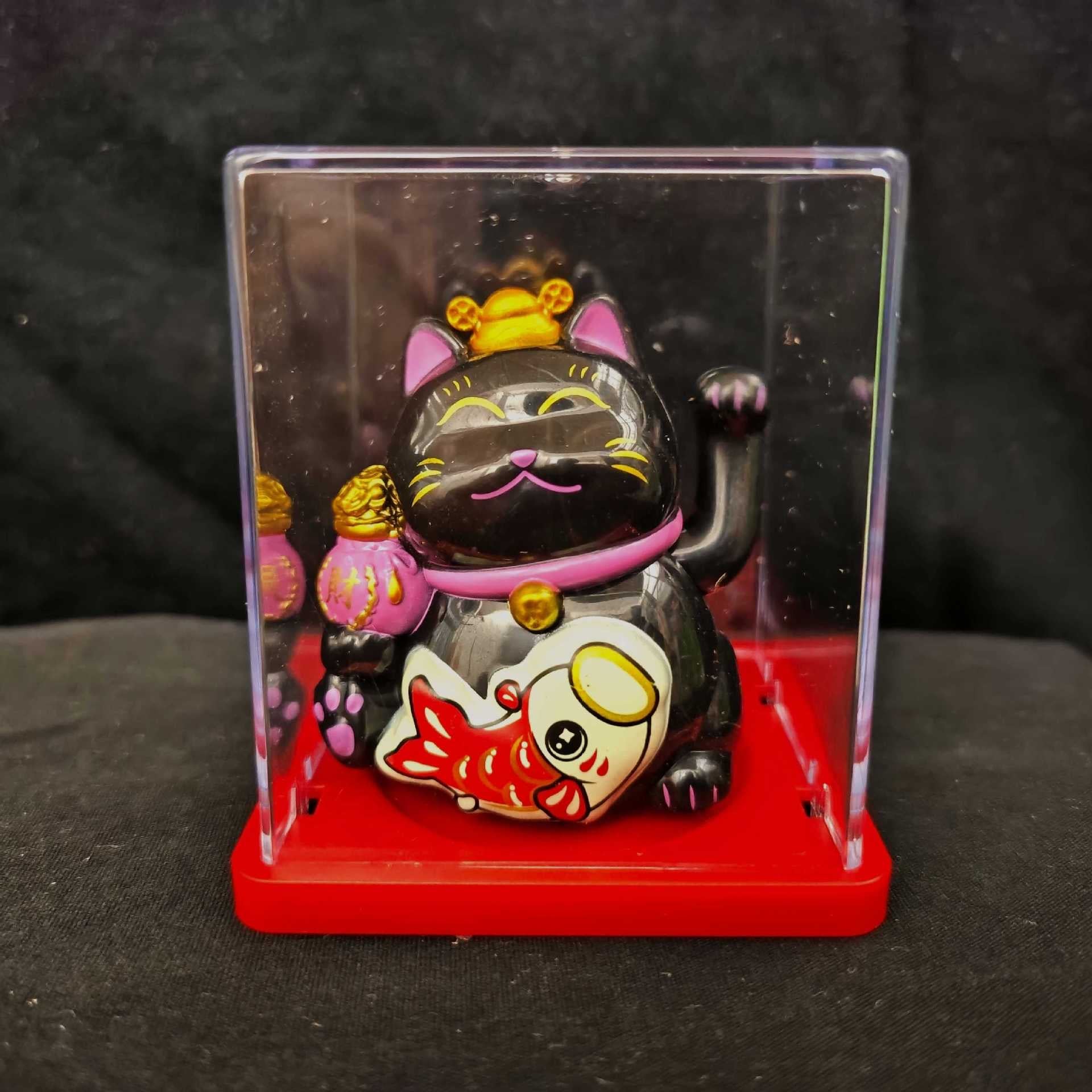 Solar-Powered Lucky Cat Figurine – Waving Cat for Good Luck & Happy Vibes