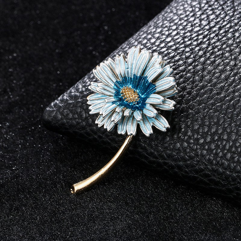 🌸 Elegant Gradient Flower Brooch