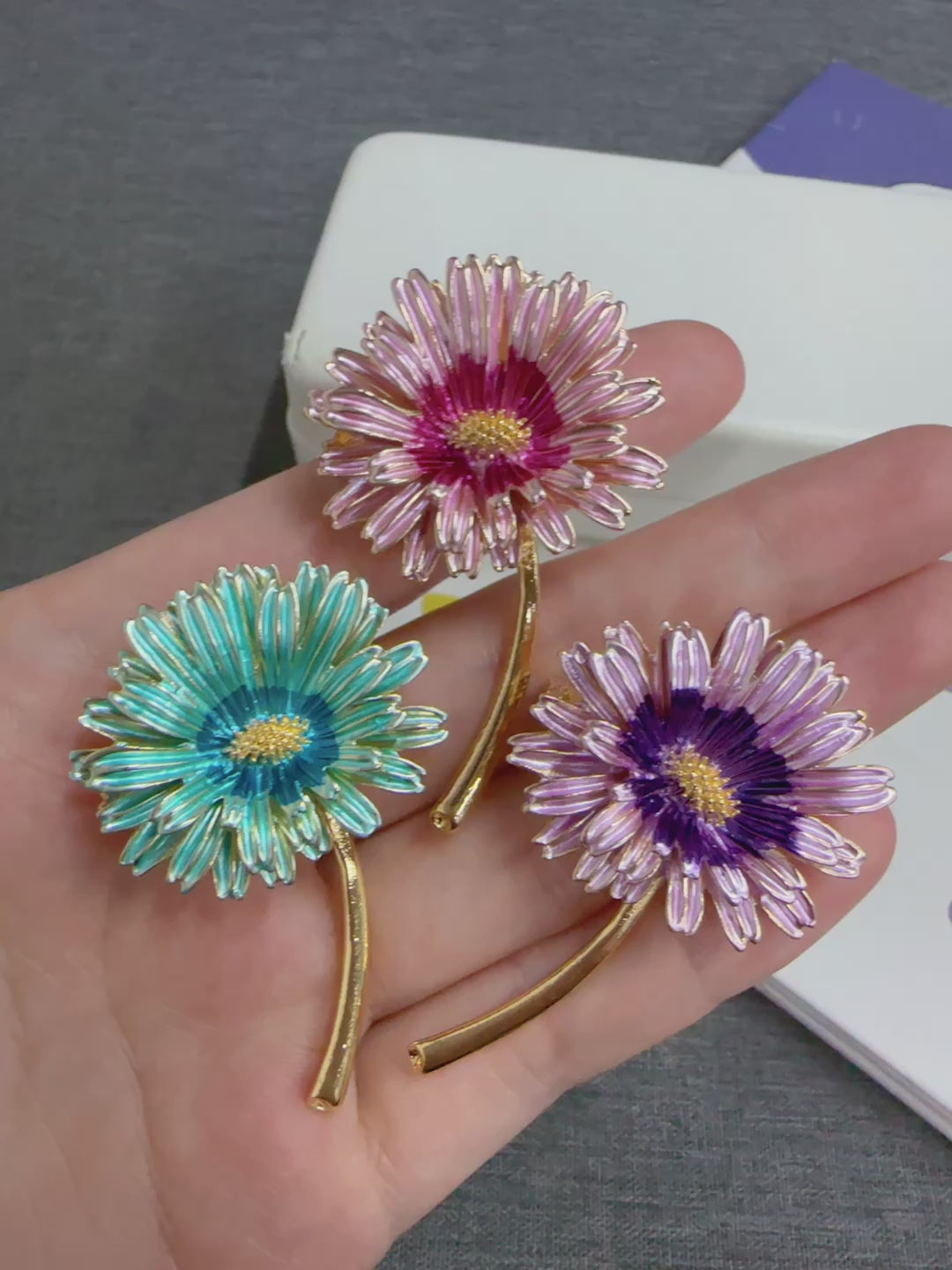 🌸 Elegant Gradient Flower Brooch