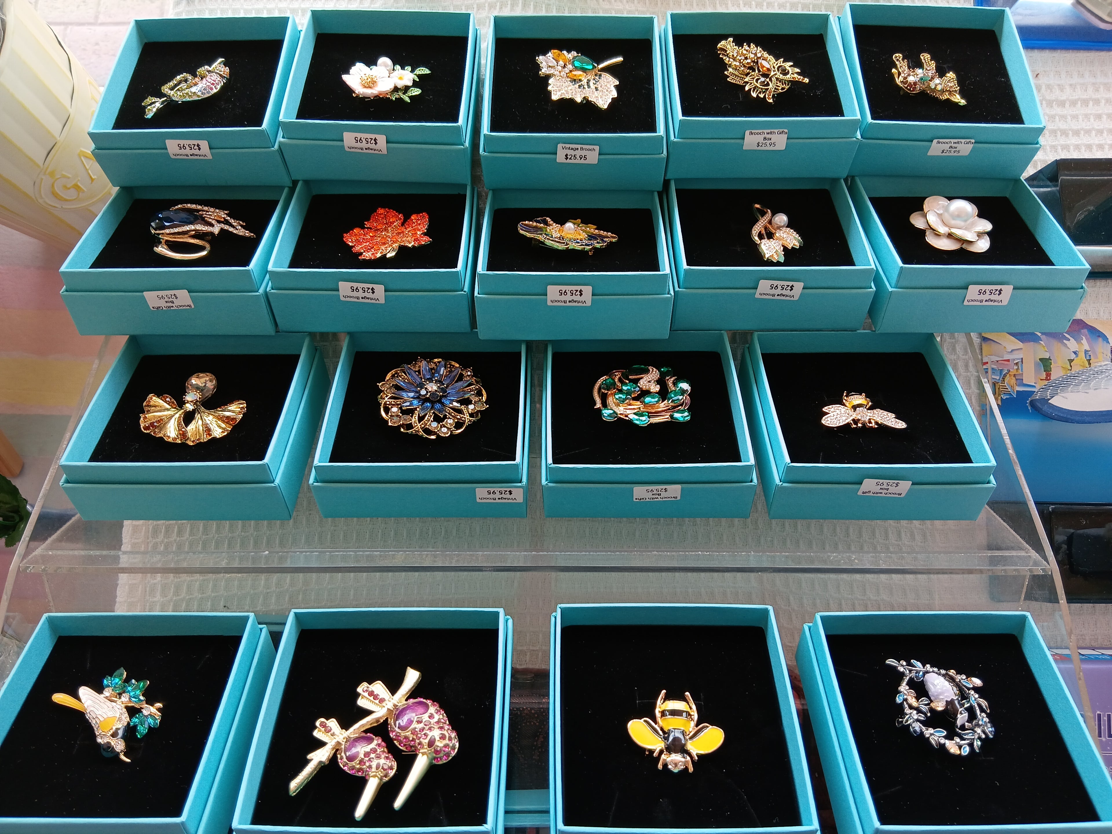 Nature-Inspired Brooch – Elegant Animal & Botanical Design