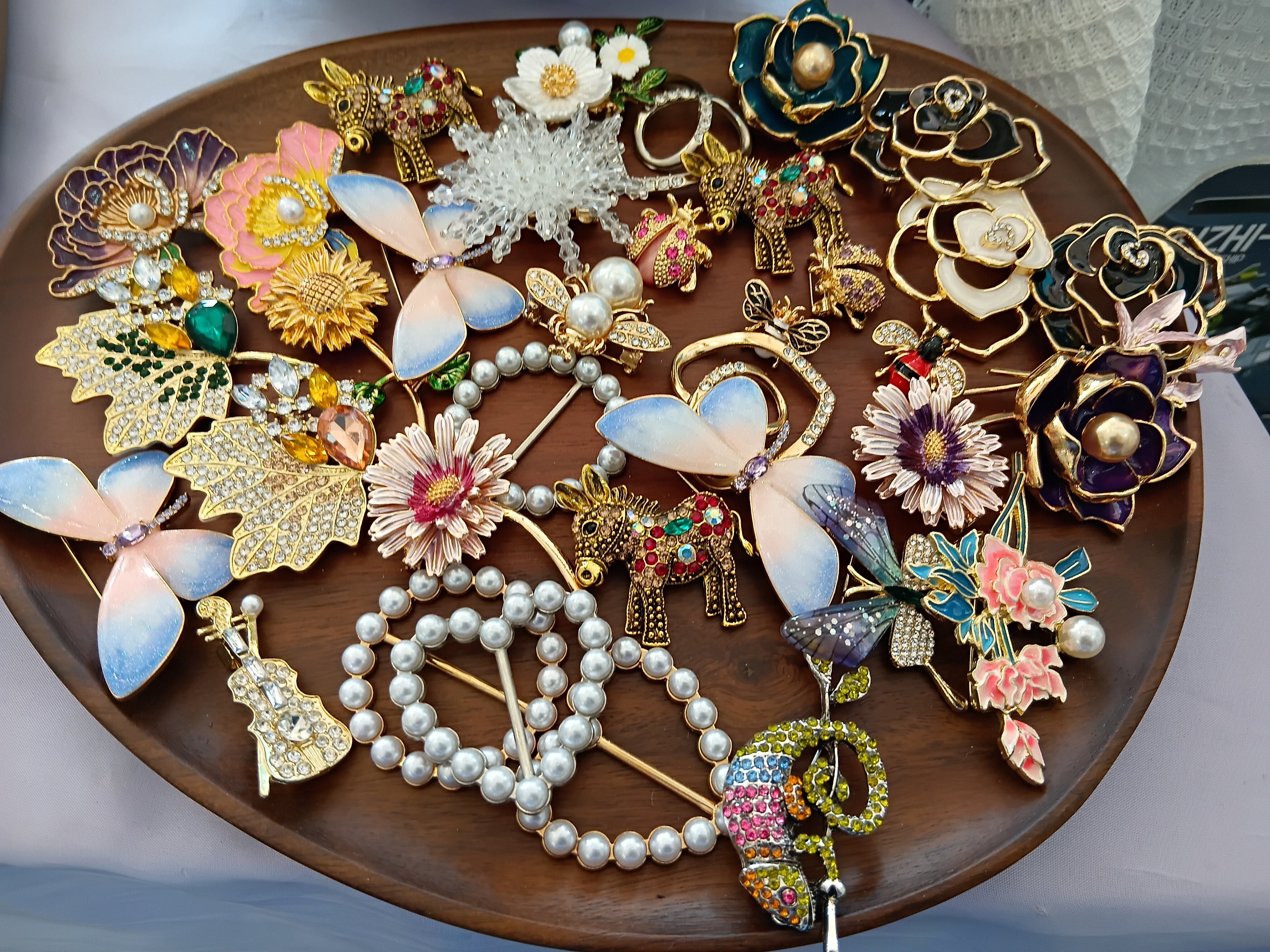 Nature-Inspired Brooch – Elegant Animal & Botanical Design